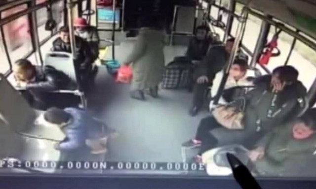 Απίστευτο! Απρόσεχτη μητέρα ξεχνάει τον… γιο της σε λεωφορείο (vid)