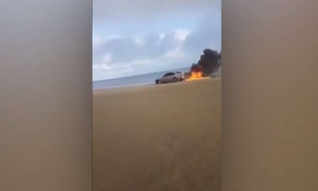 Έβαλε φωτιά στο αμάξι του για τα… like (vid)