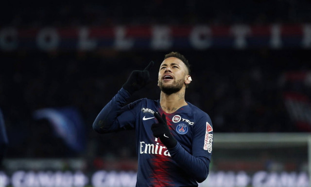 Πώς αντιμετώπισε ο Νεϊμάρ θαυμαστή του που εισέβαλε στο γήπεδο (vid)