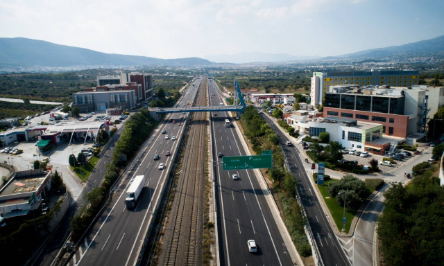 Συναγερμός στην Αττική Οδό: Περιπολικό τυλίχθηκε στις φλόγες 