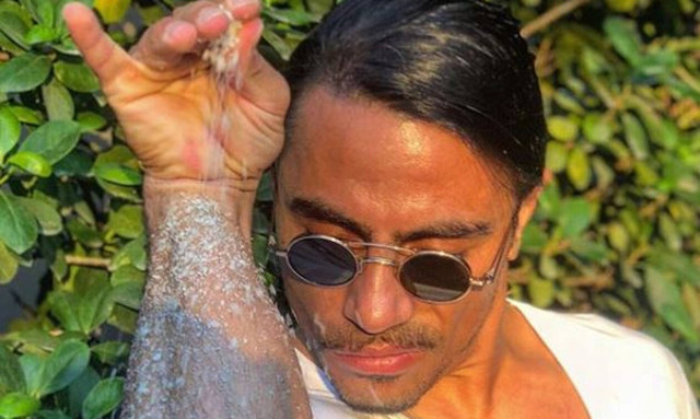 Στα δικαστήρια ο Salt Bae: Υπάλληλος του έκανε μήνυση για τα φιλοδωρήματα