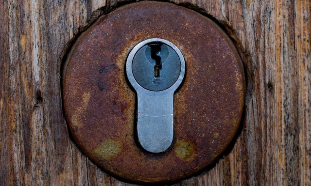 Η κοινωνία της κλειδαρότρυπας...