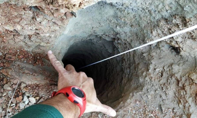 Αγωνία για το δίχρονο παιδί που έπεσε σε πηγάδι 100 μέτρων – Σκάβουν πυρετωδώς αλλά δεν το βρίσκουν