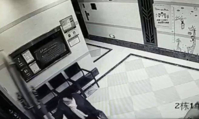 Τρομακτικό! Πόρτα «πλάκωσε» γυναίκα που πήγε να την ανοίξει (vid)