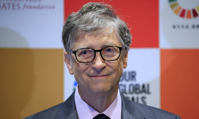 Ο Μπιλ Γκέιτς έγινε viral όταν τον εντόπισαν να περιμένει σε ουρά να πάρει μπέργκερ