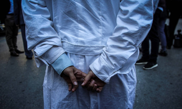 Παρατείνεται η θητεία των επικουρικών γιατρών - Λύση για τα αναδρομικά στο «Παπαγεωργίου»