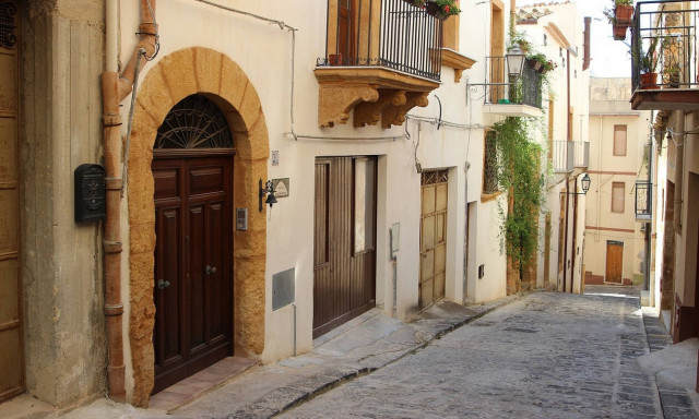 Σπίτι στην πανέμορφη Σαμπούκα με μόλις… ένα ευρώ! (vid)