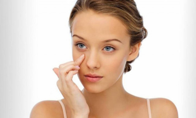 Tα 7 λάθη που κάνεις όταν βάζεις κρέμα ματιών