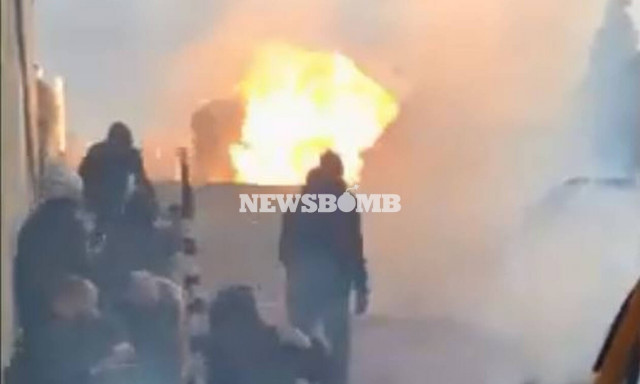 Συλλαλητήριο για τη Μακεδονία - ΣΟΚ: Η στιγμή που κουκουλοφόροι πυρπολούν αστυνομικό στη Βουλή (vid)