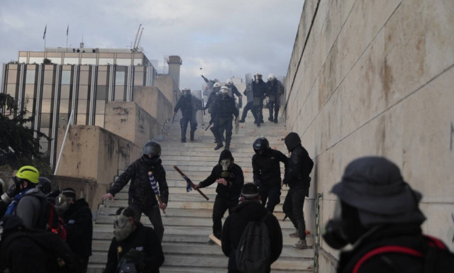 Συλλαλητήριο Μακεδονία: Βίντεο σοκ - Άγριος ξυλοδαρμός αστυνομικού 