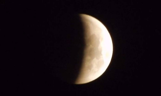 Ολική έκλειψη Σελήνης και πανσέληνος: Εικόνες που κόβουν την ανάσα (vid)