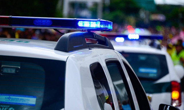 Ιρλανδία: Συναγερμός για λευκό βαν που εγκατέλειψαν κουκουλοφόροι