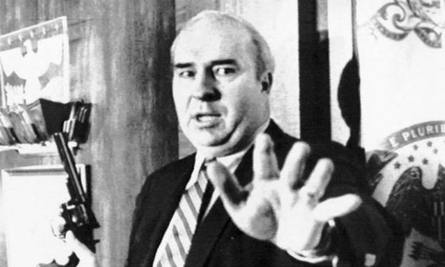 Σαν σήμερα το 1987 ο Αμερικανός πολιτικός Μπαντ Ντουάιερ αυτοκτονεί μπροστά στις κάμερες