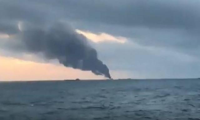 Εκρήξεις και φωτιά σε δύο πλοία στα στενά του Κέρτς (vids)