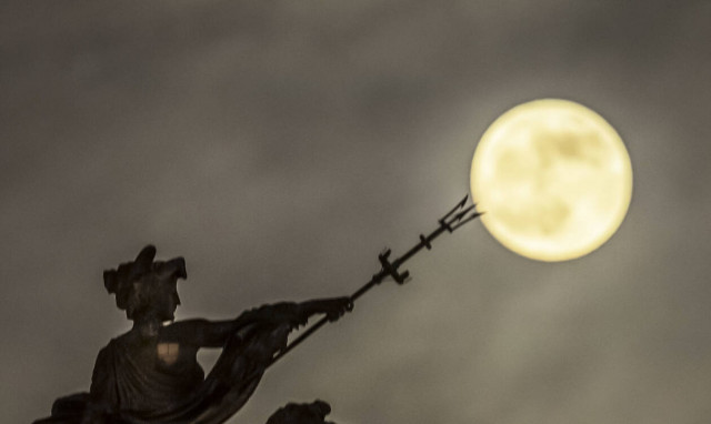 Ολική έκλειψη της Σελήνης! Δείτε το μοναδικό υπερθέαμα που συνέβη τα ξημερώματα της Δευτέρας (Pics)