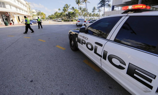 Σάλος με βίντεο που κοριτσάκι σηκώνει ψηλά τα χέρια σε αστυνομικούς