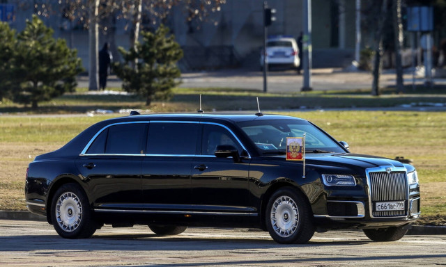 Αποκαλυπτήρια: Έτσι φτιάχτηκε η «χρυσή» λιμουζίνα του Πούτιν (vid)