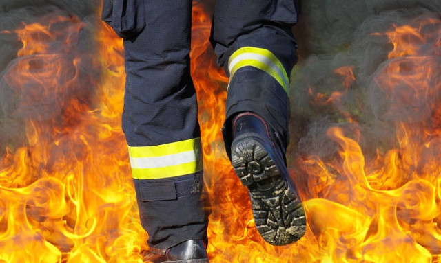 Πυρκαγιά στον Άγιο Νικόλαο: Δύο άτομα στο νοσοκομείο (vid)