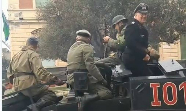 Τη γλίτωσε «φθηνά»: «Αλύπητο» ξύλο ηλικιωμένης σε άνδρα που είχε μασκαρευτεί ως ναζί στρατιώτης