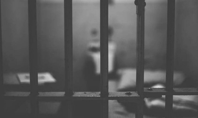 Ανατριχίλα στα Λεχαινά: Τυφλό κορίτσι κλεισμένο για 10 χρόνια σε κλουβί