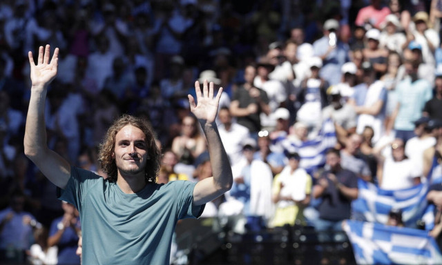 «Αυτή είναι η μασκότ μου»: Ο Στέφανος Τσιτσιπάς συστήνει την οικογένειά του στο φακό (vid)