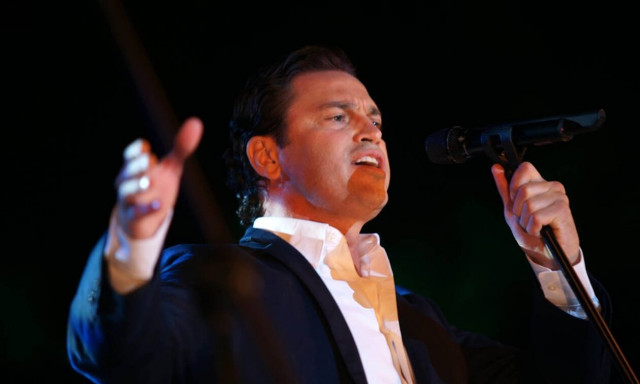 Ο Μάριος Φραγκούλης τραγουδάει για τον έρωτα!