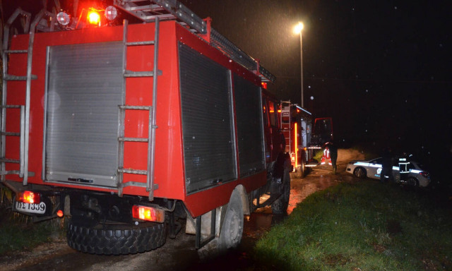 Ναύπλιο: Άγιο είχε οδηγός - Πεύκο έπεσε δίπλα στο Ι.Χ την ώρα που οδηγούσε (vid)