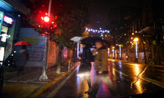 Άνοιξαν οι ουρανοί στην Αττική: Χαλάζι και ισχυρές καταιγίδες σαρώνουν την Αθήνα