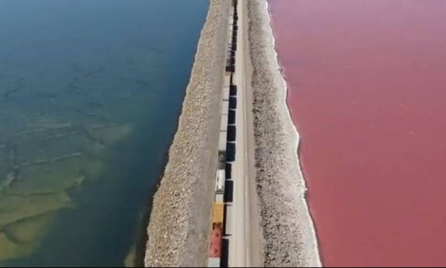 Δείτε την απίστευτη λίμνη που τα μισά νερά της είναι ροζ και τα μισά μπλε