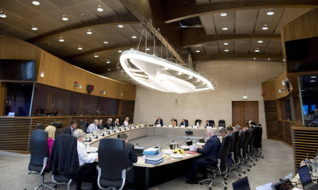 European Commission agrees with raising minimum wage, labour ministry sources say