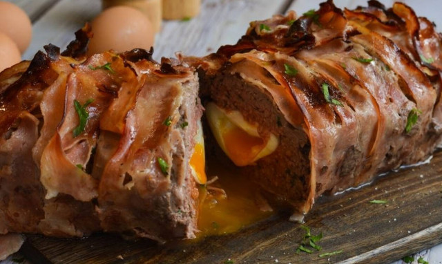 Η συνταγή της ημέρας: Ρολό κιμά με αυγό, τυλιχτό με μπέικον