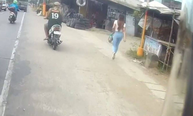 Απίστευτο κάρμα: Οδηγός κοίταξε προκλητικά μια γυναίκα και αμέσως μετά έπεσε! (vid)