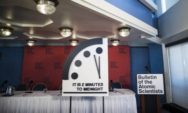 Δύο λεπτά πριν το… τέλος του κόσμου δείχνει το «Ρολόι της Αποκάλυψης»! (vid)