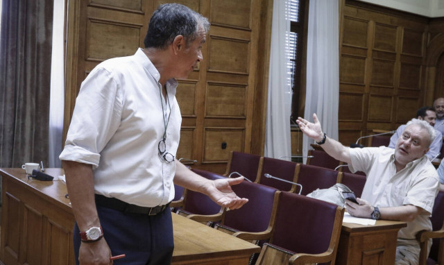 Πιάστηκαν στα χέρια Ψαριανός και Θεοδωράκης - Άγριος καβγάς στο περιστύλιο