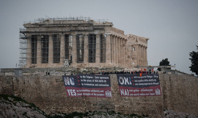 KKE hangs banner against Prespes Agreement at the Acropolis