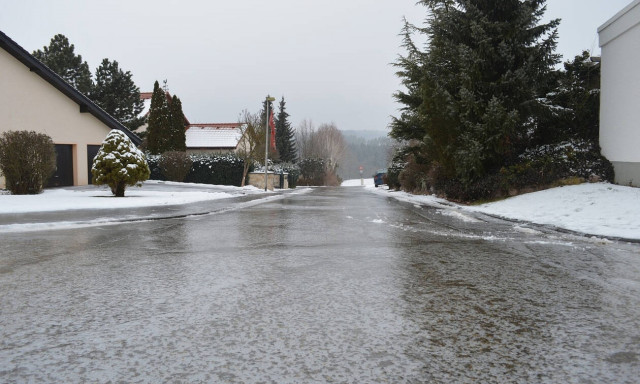 Τη γλίτωσε παρά… τρίχα: Πώς αστυνομικός απέφυγε αμάξι που ερχόταν κατά πάνω του (vid)