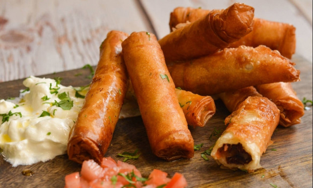 Συνταγή για πεντανόστιμα παστουρμαδοπιτάκια με γραβιέρα και ντομάτα