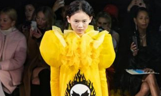 Viktor & Rolf: Η πασαρέλα που μας ξεσήκωσε και χειροκροτούμε δυνατά