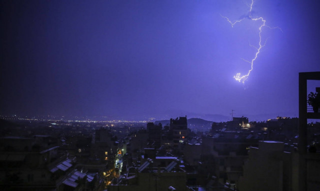 Καιρός LIVE: Σφοδρή καταιγίδα σαρώνει ΤΩΡΑ την Αττική