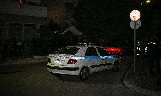 Επεισόδια έξω από το σπίτι βουλευτού του ΣΥΡΙΖΑ στην Κατερίνη: Μολότοφ και δακρυγόνα (vid)