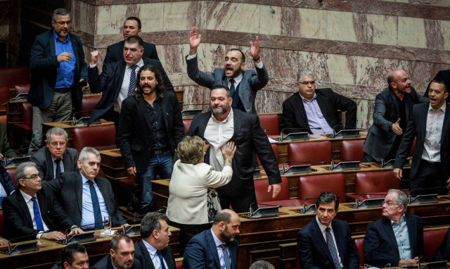 Σοβαρό επεισόδιο στη Βουλή κατά τη διάρκεια της ψηφοφορίας για τις Πρέσπες