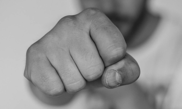 Τρεις τύποι στριμώχνουν έναν Ρώσο, εκείνος τους κάνει... τουλούμι στο ξύλο