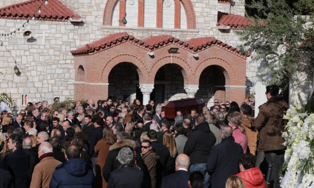 Κηδεία Θέμου Αναστασιάδη: Συντετριμμένη η σύζυγός του (vid)