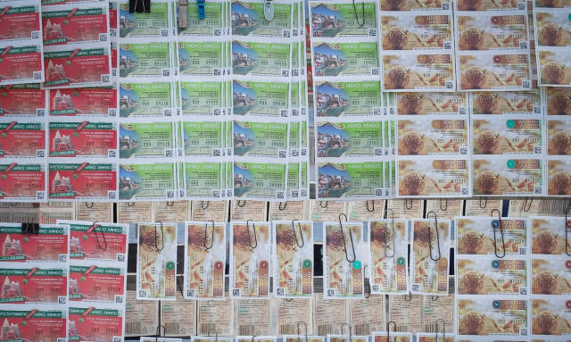 Γιατί δεν εμφανίζεται ο νικητής του πρωτοχρονιάτικου λαχείου; Τα σενάρια για την ταυτότητά του