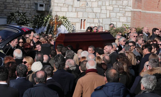 Βασιλική Παναγιωτοπούλου: Με ένα τριαντάφυλλο στο χέρι αποχαιρέτησε το σύζυγό της Θέμο Αναστασιάδη