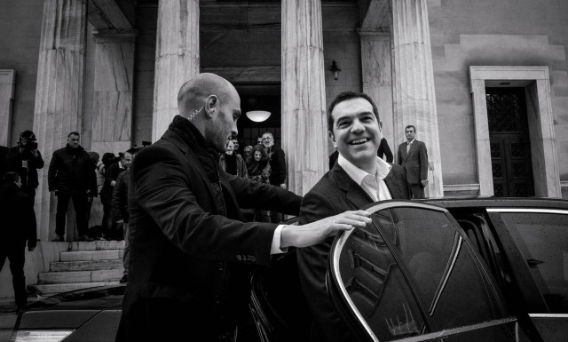 Η Ελλάδα κλαίει για τη Μακεδονία και ο Τσίπρας αισιοδοξεί: «Ιστορική χρονιά το 2019»