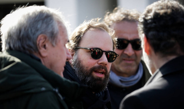 Συντετριμμένος ο Γιώργος Λάνθιμος στην κηδεία του πατέρα του (pics)