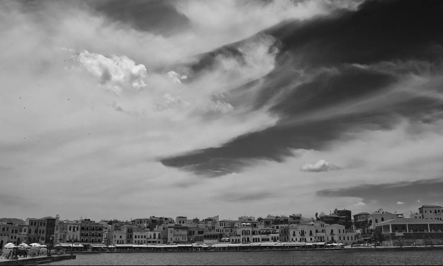 Μυστήριο στα Χανιά: Ημίγυμνος άνδρας κυκλοφορεί στο κέντρο της πόλης (pics)