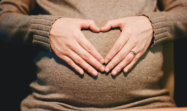 Αθήνα: Ο άντρας της πέθανε το 2015 - Σήμερα θα αποκτήσει το παιδί του! (vid)