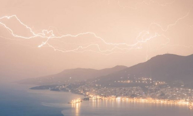 Σάμος: Μοναδικό καιρικό φαινόμενο «χτύπησε» το νησί - Συγκονιστικές εικόνες (pics)